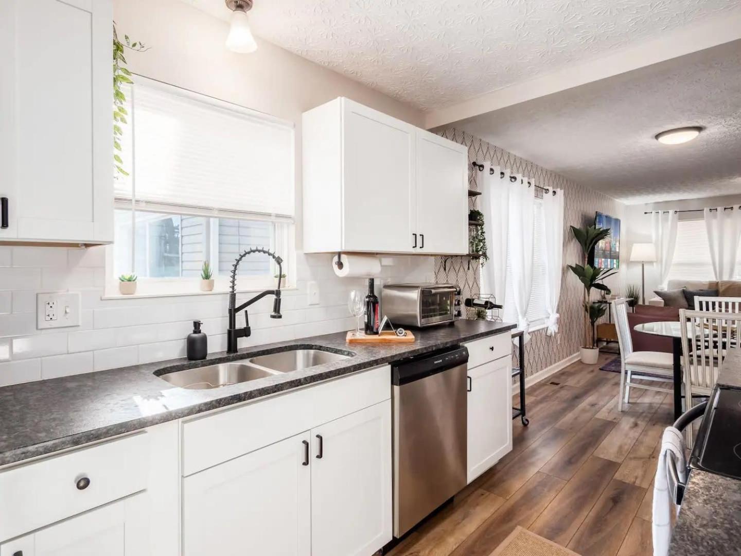 Urban Oasis W Hot Tub Near Downtown & Arena District *