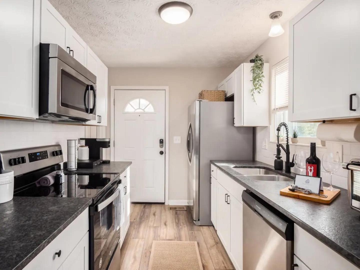 Urban Oasis W Hot Tub Near Downtown & Arena District *