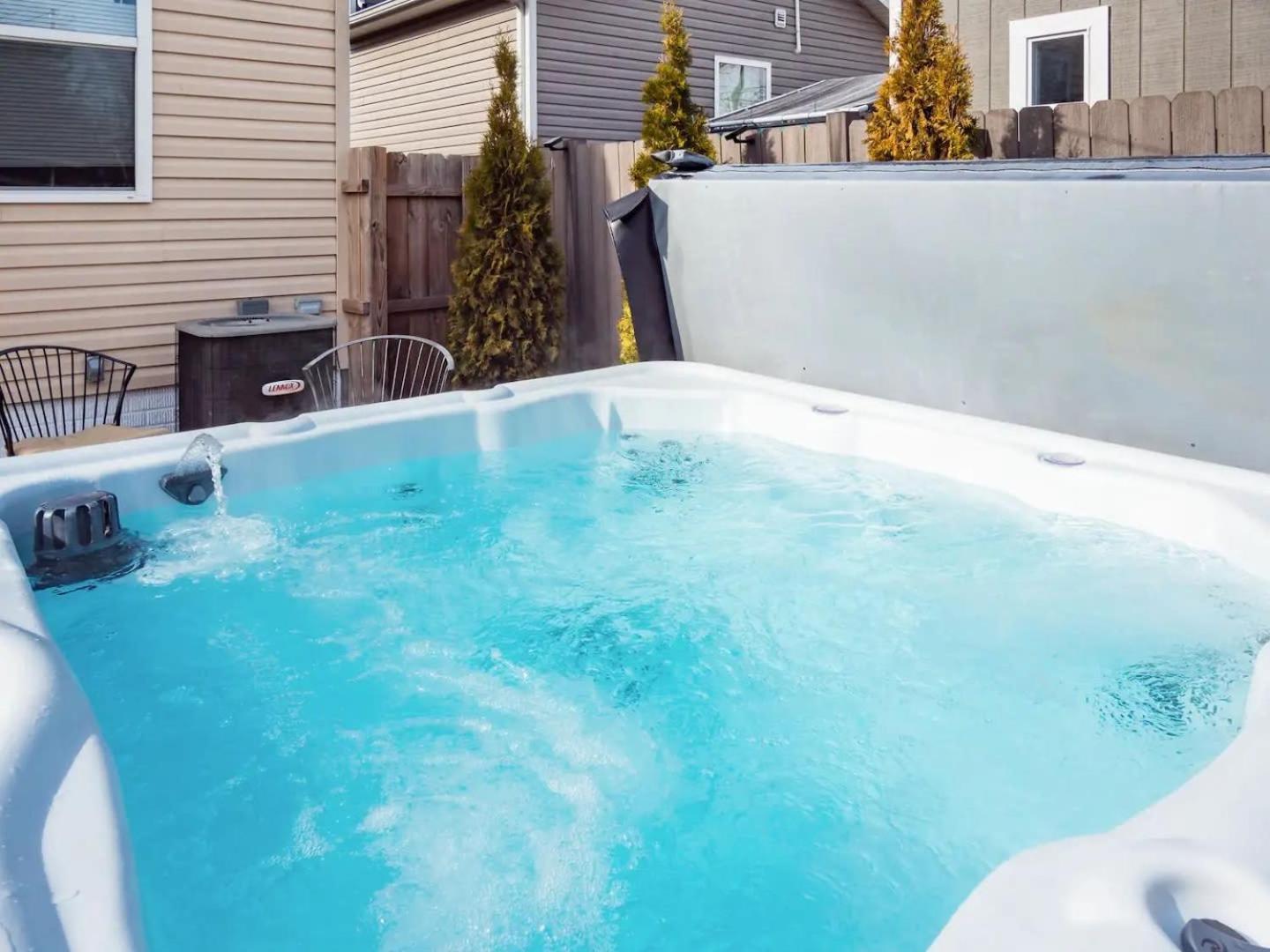 Urban Oasis W Hot Tub Near Downtown & Arena District *