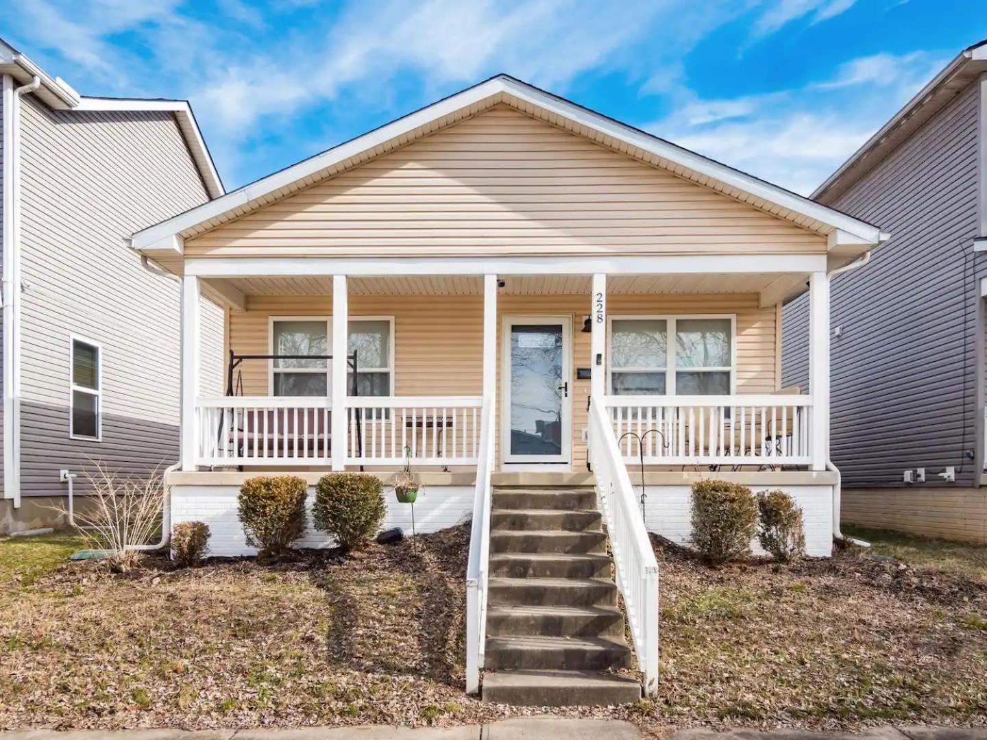 Urban Oasis W Hot Tub Near Downtown & Arena District *